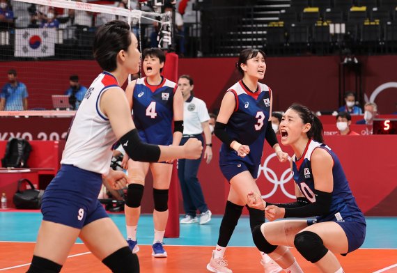 배구 김연경이 4일 오전 일본 도쿄 아리아케 아레나에서 열린 '2020 도쿄올림픽' 여자 배구 8강 대한민국과 터키의 경기에서 세트 스코어가 역전된 후 기뻐하고 있다. 2021.8.4/뉴스1 © News1 이재명 기자