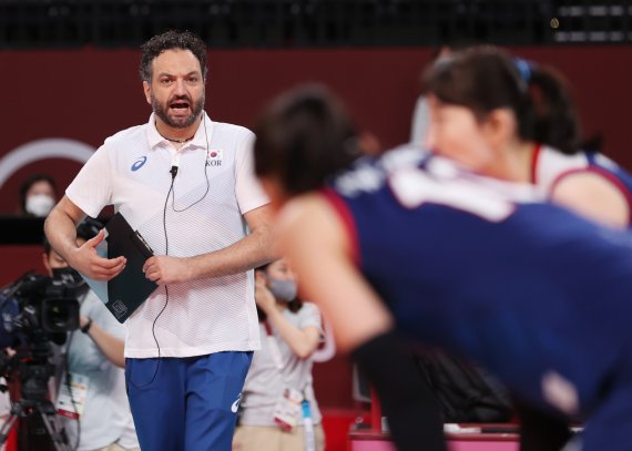 스테파노 라바리니 배구 대표팀 감독이 4일 오전 일본 도쿄 아리아케 아레나에서 열린 '2020 도쿄올림픽' 여자 배구 8강 대한민국과 터키의 경기에서 선수들에게 작전을 지시하고 있다. 2021.8.4/뉴스1 © News1 이재명 기자