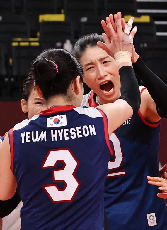 배구 김연경이 4일 오전 일본 도쿄 아리아케 아레나에서 열린 '2020 도쿄올림픽' 여자 배구 8강 대한민국과 터키의 경기에서 세트 스코어를 획득한 후 기뻐하고 있다. 2021.8.4/뉴스1 © News1 이재명 기자