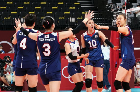 배구 김연경이 4일 오전 일본 도쿄 아리아케 아레나에서 열린 '2020 도쿄올림픽' 여자 배구 8강 대한민국과 터키의 경기에서 세트 스코어를 획득한 후 기뻐하고 있다. 2021.8.4/뉴스1 © News1 이재명 기자