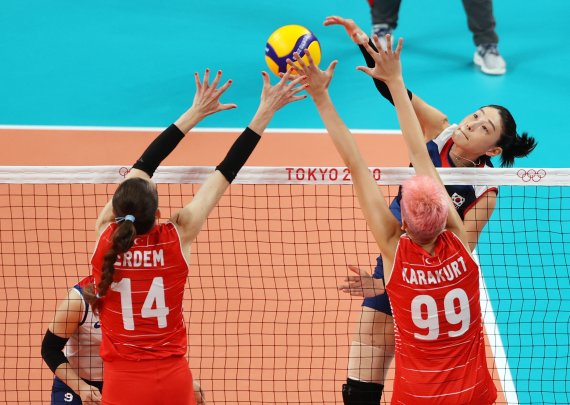 배구 김연경이 4일 오전 일본 도쿄 아리아케 아레나에서 열린 '2020 도쿄올림픽' 여자 배구 8강 대한민국과 터키의 경기에서 공격을 하고 있다. 2021.8.4/뉴스1 © News1 이재명 기자