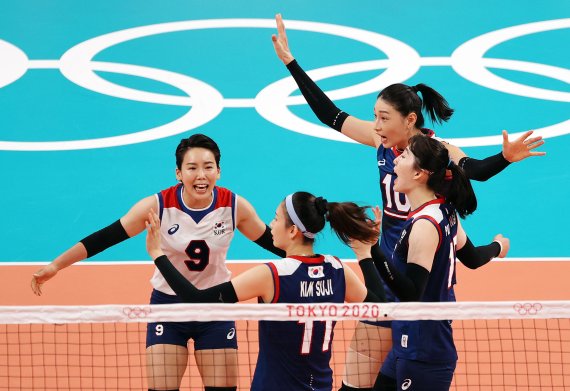 배구 김연경을 비롯한 선수들이 4일 오전 일본 도쿄 아리아케 아레나에서 열린 '2020 도쿄올림픽' 여자 배구 8강 대한민국과 터키의 경기에서 득점에 성공한 후 기뻐하고 있다. 2021.8.4/뉴스1 © News1 이재명 기자
