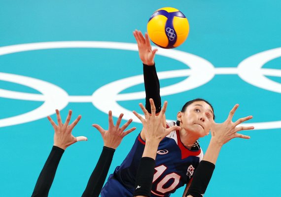 배구 김연경이 4일 오전 일본 도쿄 아리아케 아레나에서 열린 '2020 도쿄올림픽' 여자 배구 8강 대한민국과 터키의 경기에서 공격을 하고 있다. 2021.8.4/뉴스1 © News1 이재명 기자