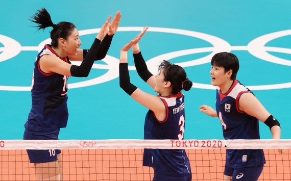 배구 김연경이 4일 오전 일본 도쿄 아리아케 아레나에서 열린 '2020 도쿄올림픽' 여자 배구 8강 대한민국과 터키의 경기에서 득점에 성공한 후 기뻐하고 있다. 2021.8.4/뉴스1 © News1 이재명 기자