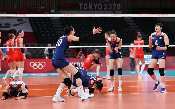 배구 김연경을 비롯한 선수들이 4일 오전 일본 도쿄 아리아케 아레나에서 열린 '2020 도쿄올림픽' 여자 배구 8강 대한민국과 터키의 경기에서 세트 스코어 3대2로 승리를 거둔 후 기뻐하고 있다. 2021.8.4/뉴스1 © News1 이재명 기자