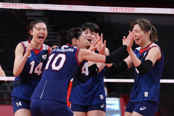 배구 김연경을 비롯한 선수들이 4일 오전 일본 도쿄 아리아케 아레나에서 열린 '2020 도쿄올림픽' 여자 배구 8강 대한민국과 터키의 경기에서 세트 스코어 3대2로 승리를 거둔 후 기뻐하고 있다. 2021.8.4/뉴스1 © News1 이재명 기자