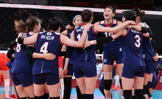 배구 김연경을 비롯한 선수들이 4일 오전 일본 도쿄 아리아케 아레나에서 열린 '2020 도쿄올림픽' 여자 배구 8강 대한민국과 터키의 경기에서 세트 스코어 3대2로 승리를 거둔 후 기뻐하고 있다. 2021.8.4/뉴스1 © News1 이재명 기자