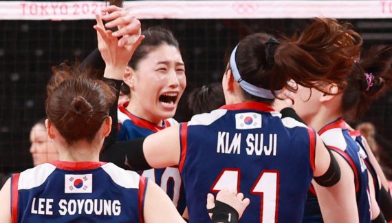 김연경(왼쪽에서 두번째)을 비롯한 대한민국 여자배구 대표팀 선수들이 4일 도쿄 아리아케 아레나에서 열린 여자배구 8강전서 터키를 물리친 후 기뻐하고 있다. /사진=뉴시스