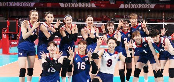 2020도쿄올림픽 대한민국 여자배구 국가대표 선수들이 4일 일본 도쿄 아리아케 아레나에서 열린 터키와의 8강전에서 승리한 한국 대표팀이 기념촬영을 하고 있다. /사진=뉴시스