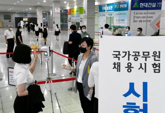 국가직 9급공무원시험의 공개경쟁채용 면접이 시작된 4일 경기도 일산시 킨텍스 제2전시장에서 수험생들이 면접을 보기 위해 면접장으로 입장 하고 있다. 사진=박범준 기자