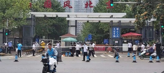 4일 중국 베이징 방역요원들이 코로나19 확진자가 나온 차오양구 왕징의 한 아파트 출입구를 통제하고 있다. 이 아파트는 한인 밀집 아파트와 인접해 있다. 사진=정지우 특파원