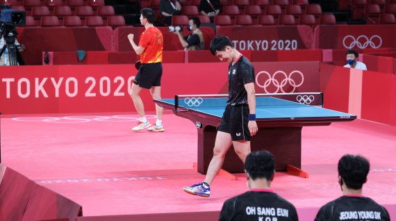 [도쿄(일본)=뉴시스] 최진석 기자 = 4일 일본 도쿄체육관에서 열린 '2020 도쿄올림픽' 남자 탁구 단체 대한민국과 중국 4강전 경기, 대한민국 이상수가 세 번째 게임을 내주며 동메달 결정전으로 밀려난 뒤 아쉬워하고 있다. 2021.08.04. myjs@newsis.com