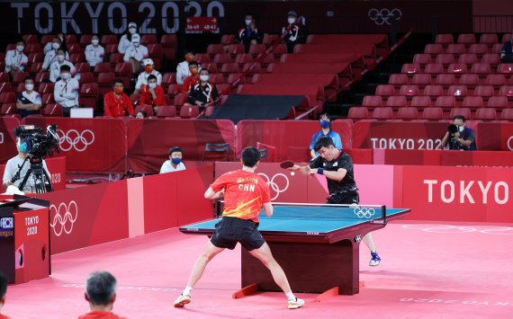 [도쿄(일본)=뉴시스] 최진석 기자 = 4일 일본 도쿄체육관에서 열린 '2020 도쿄올림픽' 남자 탁구 단체 대한민국과 중국 4강전 경기, 대한민국 이상수가 랠리를 이어가고 있다. 2021.08.04. myjs@newsis.com