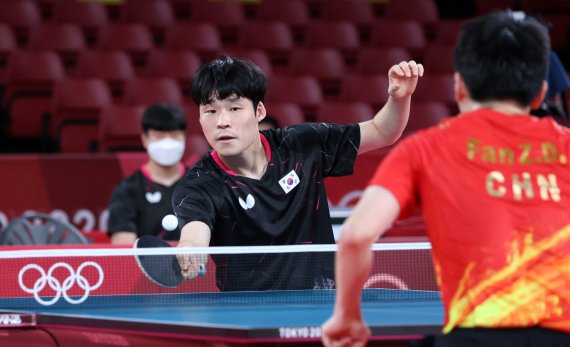 [도쿄(일본)=뉴시스] 최진석 기자 = 4일 일본 도쿄체육관에서 열린 '2020 도쿄올림픽' 남자 탁구 단체 대한민국과 중국 4강전 경기, 대한민국 장우진이 랠리를 이어가고 있다. 2021.08.04. myjs@newsis.com