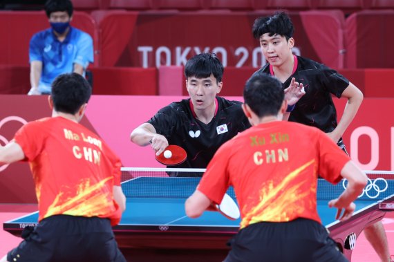 [도쿄(일본)=뉴시스] 최진석 기자 = 4일 일본 도쿄체육관에서 열린 '2020 도쿄올림픽' 남자 탁구 단체 대한민국과 중국 4강전 경기, 대한민국 이상수와 정영식이 랠리를 이어가고 있다. 2021.08.04. myjs@newsis.com