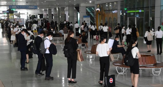 취업난에…공무원 면접장 긴 줄