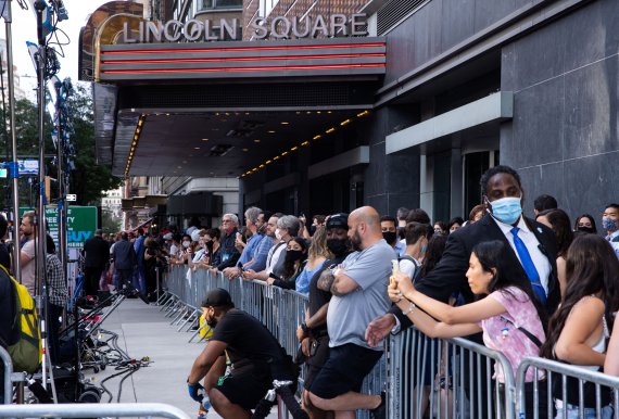미국 뉴욕의 AMC 링컨스퀘어 극장 앞에서 지난해 8월 3일(현지시간) 영화 '프리가이' 시사회가 열린 가운데 관객들이 레드카펫을 밟는 배우들을 카메라에 담기 위해 인산인해를 이루고 있다. 로이터뉴스1