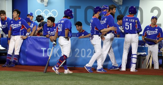 4일 오후 일본 요코하마 스타디움에서 열린 도쿄올림픽 야구 4강전 대한민국과 일본의 경기에서 일본에 5대 2로 패한 대한민국 선수들이 아쉬워 하고 있다. 사진=뉴시스