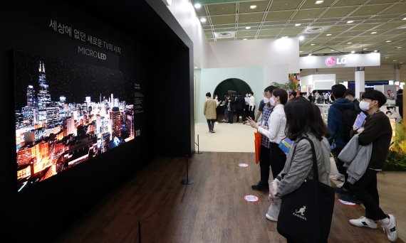 지난 4월 21일 서울 강남구 코엑스에서 열린 '월드IT쇼 2021' 삼성전자 부스에서 관람객이 마이크로LED TV를 체험하고 있다. 2021.4.21/뉴스1 © News1 박세연 기자