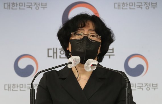 윤순진 2050 탄소중립위원회 공동위원장이 5일 오전 서울 종로구 정부서울청사 합동브리핑실에서 열린 2050 탄소중립시나리오 위원회(안) 브리핑에서 발언하고 있다.뉴시스