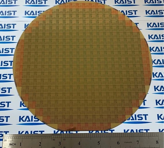 한국과학기술원(KAIST) 전기및전자공학부 최양규·최성율 교수팀이 상용화된 CMOS 공정을 이용해 고집적 뉴로모픽 반도체를 8인치 웨이퍼로 만들었다. KAIST 제공