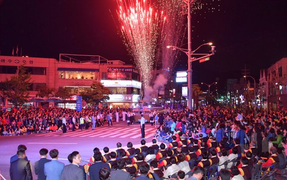 전남 여수시가 시민과 관광객의 안전을 위해 3대 대표축제인 제55회 여수거북선축제, 동동북축제, 여수밤바다불꽃축제를 취소하기로 결정했다.사진은 지난 2019년 열린 제53회 거북선축제 통제영길놀이 모습.사진=여수시 제공