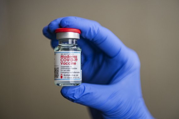 2020년 12월21일 미국에서 모더나 코로나19 백신 접종이 시작된 가운데 이틀 뒤 콜로라도주 도시의 한 커뮤니티 보건소에서 의료진이 모더나 백신 주사병을 들고 있다. AP뉴시스
