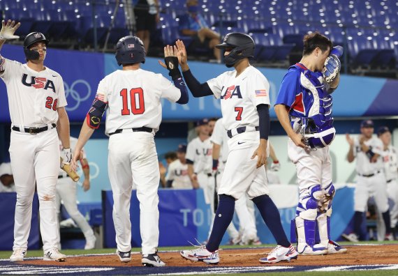 5일 일본 요코하마 스타디움에서 열린 도쿄올림픽 야구 패자 준결승전 대한민국과 미국의 경기, 6회말 득점한 미국선수들이 기뻐하고 있다. 사진=뉴스1