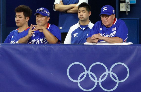 5일 일본 요코하마 스타디움에서 열린 도쿄올림픽 야구 패자 준결승전 대한민국과 미국의 경기, 1회초 김경문 감독이 경기를 지켜보고 있다. 사진=뉴시스