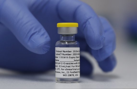 지난해 10월 7일 영국 런던의 성조지병원에서 촬영된 노바백스의 3차 임상시험용 코로나19 백신 표본.AP뉴시스