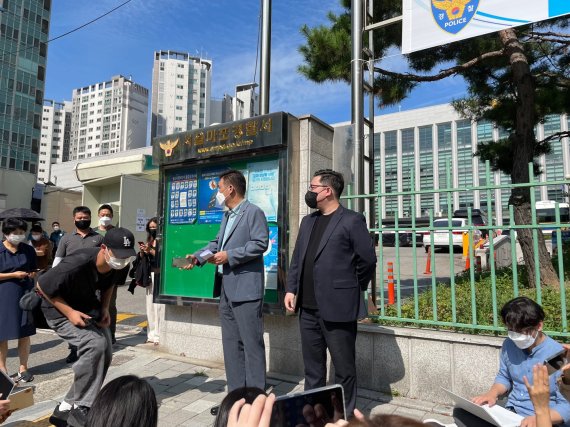 김기홍 전국자영업자비상대책위원회 공동대표(오른쪽)가 6일 오전 서올 마포경찰서로 들어가기 앞서 기자회견을 열고 있다. /사진=박지연 인턴기자