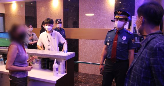 경기 파주경찰서 직원 등이 집합금지를 어기고 장사를 한 지역 내 룸사롱에 대해 단속을 벌이고 있다.(사진=파주경찰서 제공)