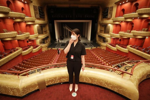 [서울=뉴시스] 박진희 기자 = 손민지 하우스 매니저(House Manager)가 4일 서울 서초구 예술의전당 오페라 극장에서 공연장 안내원과 교신하며 관람객 입장을 준비하고 있다. 2021.08.07. pak7130@newsis.com