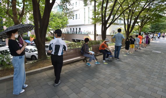 대구시 달서구 보건소 선별진료소를 찾은 시민들이 '코로나19' 검사를 받기 위해 줄 서 기다리고 있다. 사진=뉴시스