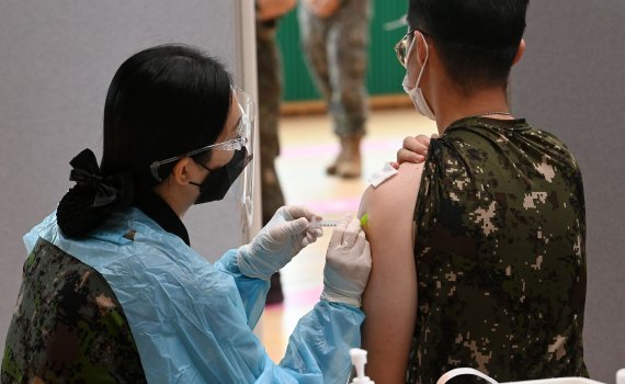 지난 6월24일 경기 고양시 육군 9사단(백마부대)에서 한 장병이 백신을 맞고 있다. 2021.6.24/뉴스1 © News1 국회사진취재단 /사진=뉴스1