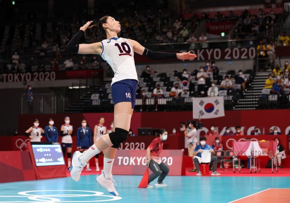 [도쿄(일본)=뉴시스] 이영환 기자 = 6일 오후 일본 도쿄 아리아케 아레나에서 열린 도쿄올림픽 여자배구 4강전 대한민국과 브라질의 경기, 김연경이 서브를 하고 있다. 2021.08.06. 20hwan@newsis.com