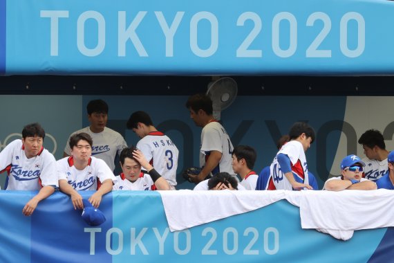 7일 오후 일본 요코하마 스타디움에서 열린 '2020 도쿄올림픽' 대한민국과 도미니카공화국의 경기에서 대한민국 선수들이 도미니카 패하며 아쉬워하고 있다. 이날 경기는 대한민국이 도미니카에 6-10으로 패하며 4위로 마무리했다. 뉴스1화상