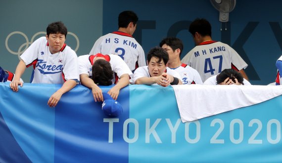 7일 오후 일본 요코하마 스타디움에서 열린 '2020 도쿄올림픽' 대한민국과 도미니카공화국의 경기에서 대한민국 선수들이 도미니카공화국에 패하며 아쉬워하고 있다. /사진=뉴스1