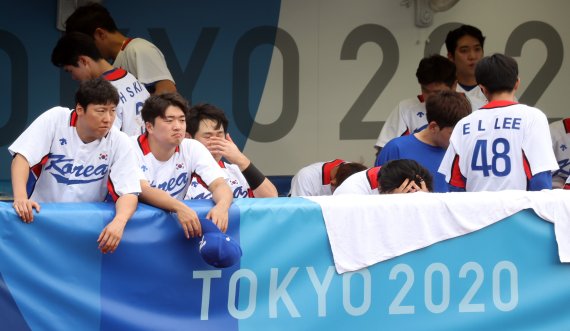 7일 일본 요코하마구장에서 열린 도쿄올림픽 야구 동메달 결정전 도미니카공화국과 대한민국의 경기에서 10-6으로 패하며 4위를 차지한 대한민국 선수들이 아쉬운 표정을 하고 있다. /사진=뉴시스