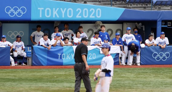 대한민국 야구대표팀 선수들이 7일 오후 일본 요코하마 스타디움에서 열린 '2020 도쿄올림픽' 동메달 결정전 대한민국과 도미니카공화국의 경기에서 10대6으로 패배한 후 아쉬워하고 있다. 뉴스1
