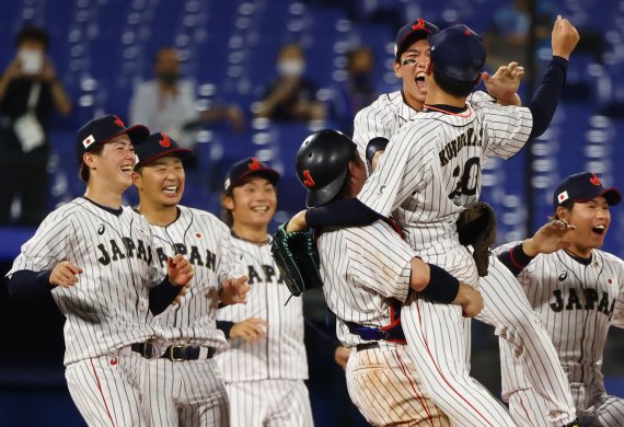 지난 7일 일본 요코하마 야구장에서 열린 도쿄올림픽 야구 결승전에서 일본이 미국을 상대로 승리를 확정짓자, 일본 선수들이 환호하고 있다. 로이터 뉴스1