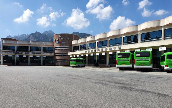 [영암=뉴시스] 박상수 기자 = 7일 오후 전남 영암군 영암읍 시외버스터미널이 이용객 감소로 교통편도 크게 줄어 한가하다. 2021.08.08. parkss@newsis.com