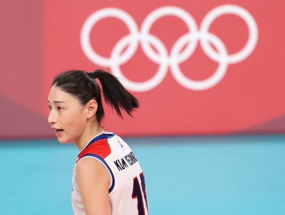 배구 김연경이 8일 일본 도쿄 아리아케 아레나에서 열린 '2020 도쿄올림픽' 여자 배구 동메달전 대한민국과 세르비아의 경기를 마치고 이동을 하고 있다. 이날 대한민국 여자배구는 세르비아에 세트스코어 3대0으로 패했다. /사진=뉴스1