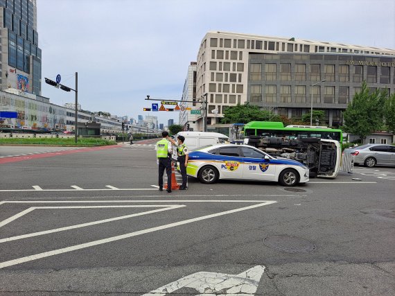 8일 오전 서울 동대문구 지하철 4호선 동대문역 인근서 다마스와 사다리차가 충돌해 사다리차가 전복되는 사고가 발생했다.© 뉴스1
