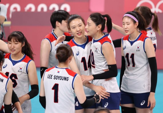 배구 김연경이 8일 일본 도쿄 아리아케 아레나에서 열린 '2020 도쿄올림픽' 여자 배구 동메달전 대한민국과 세르비아의 경기를 마치고 선수들을 위로하고 있다. 이날 대한민국 여자배구는 세르비아에 세트스코어 3대0으로 패했다. 2021.8.8/뉴스1 © News1 송원영 기자 /사진=뉴스1