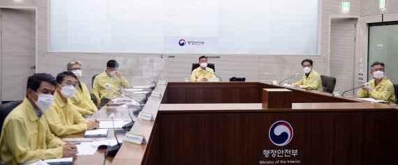 이승우 행정안전부 재난안전관리본부장이 8일 정부세종청사 중앙재난안전대책본부 상황실에서 제9호 태풍 '루핏' 대응 긴급 대책 영상회의를 주재하고 있다. 행안부 제공