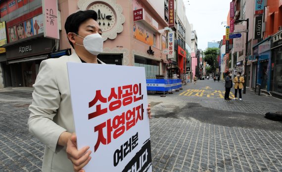원희룡, 명동서 1인시위.."탁상공론식 거리두기 폐지"