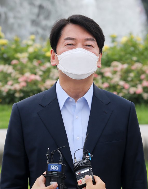 [서울=뉴시스] 배훈식 기자 = 안철수 국민의당 대표가 29일 오전 서울 청와대 분수대 앞에서 드루킹 댓글 조작 사건 문재인 대통령 사과 촉구 1인 시위 중인 정진석 국민의힘 의원을 찾아 발언하고 있다. 2021.07.29. dahora83@newsis.com /사진=뉴시스