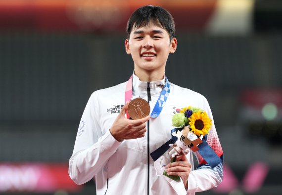전웅태가 지난 7일 오후 일본 도쿄 스타디움에서 열린 남자 근대5종경기 시상식에서 동메달을 들어 보이며 환하게 웃고 있다. 전웅태는 3위로 동메달, 정진화는 4위를 기록했다. 뉴시스