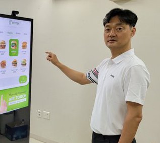 지난 6일 인천광역시 연수구 송도에 위치한 베오텍 본사에서 최종현 대표가 에어터치 기술이 적용된 키오스크 제품을 시연중이다. 사진=강재웅 기자